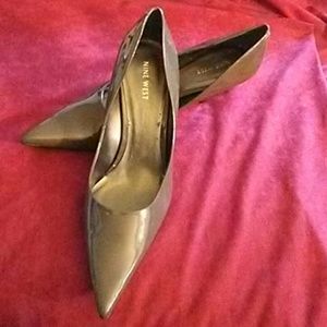 NINE WEST GRAY PATENT LEATHER PUMPS